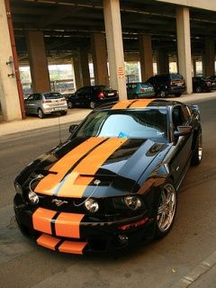 Stylischer Schwarzer und Oranger Mustang