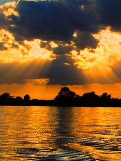 Beeindruckender Sonnenuntergang über Wasser