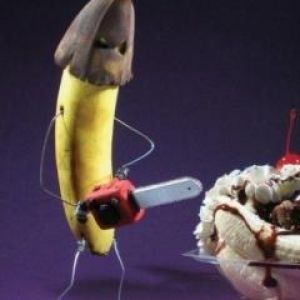 Banane mit Kettensäge