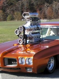 Klassisches Muscle Car mit Supercharger