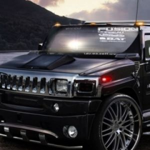 Schwarzer Hummer SUV