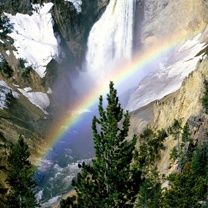 Regenbogen über dem Wasserfall