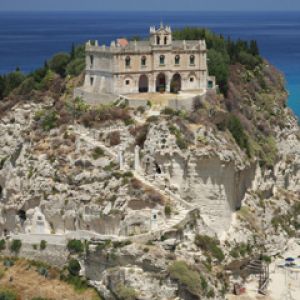 Historische Burg auf der Klippe