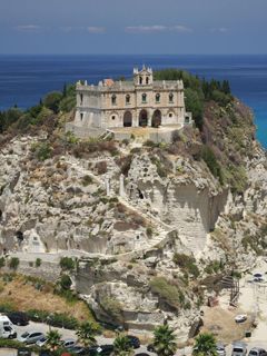 Historische Burg auf der Klippe