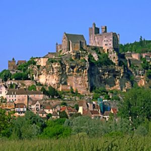 Historische Burg auf einem Hügel
