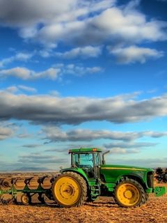 John Deere Traktor auf dem Feld