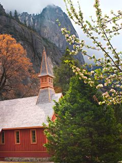 Charmante Rote Kirche in der Natur