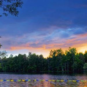 Ruhiger Sonnenuntergang über Wasser
