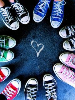 Bunte Converse Schuhe in Herzform