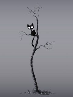 Süße Schwarze Katze auf einem Baum