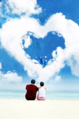 Romantische Herzwolken am Strand