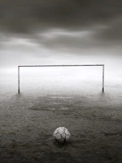 Fußballtor in Nebeliger Landschaft