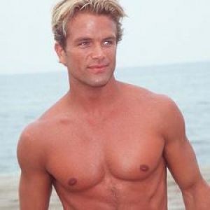 Stylischer Mann am Strand