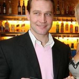 Stylischer Mann in der Bar