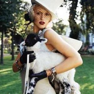 Moderne Frau mit Schaf