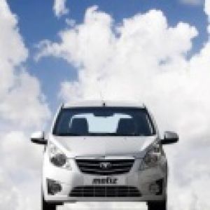 Elegantes Silbernes Auto Unter Blauem Himmel
