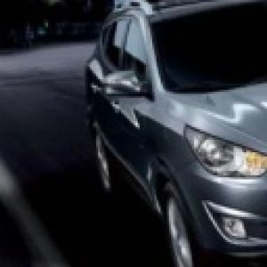Elegantes Silbernes SUV bei Nacht