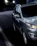 Elegantes Silbernes SUV bei Nacht