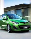 Grünes Mazda Auto