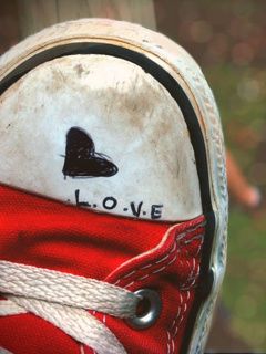 Herz auf Sneaker