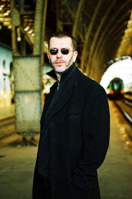 Stylischer Mann mit Sonnenbrille