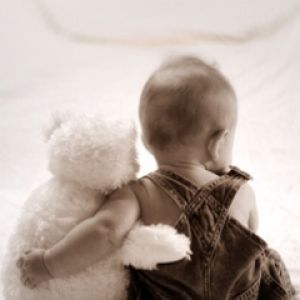 Niedliches Baby mit Teddybär