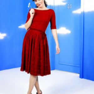 Elegante Frau im Roten Kleid
