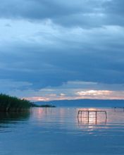 Ruhiger See bei Sonnenuntergang