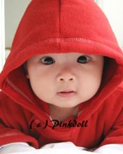 Niedliches Baby im Roten Hoodie