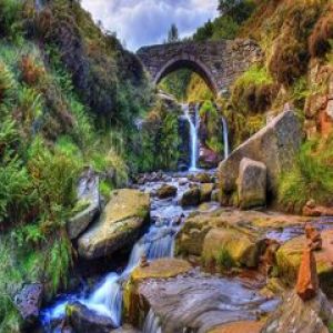 Malerscher Wasserfall und Brücke
