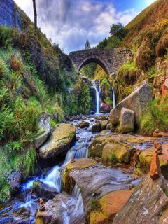 Malerscher Wasserfall und Brücke