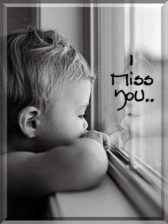 Emotionales Kind schaut hinaus