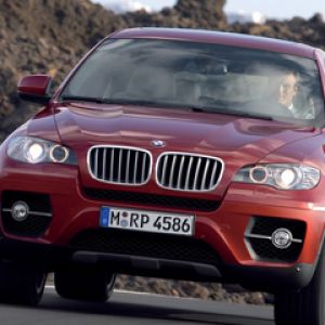 Rotes SUV BMW X6