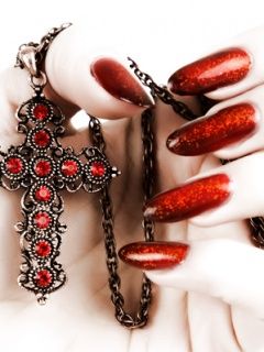 Glamour Rote Nägel und Kreuzkette