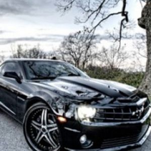 Schwarzes Camaro Sportwagen