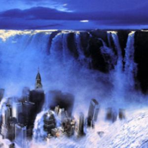 Majestätischer Wasserfall über der Stadt