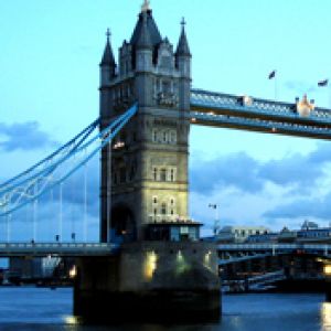 Tower Bridge bei Dämmerung