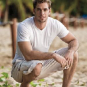 Stylischer Mann am Strand