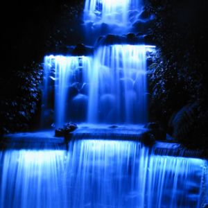Beleuchteter Wasserfall bei Nacht