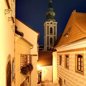 Charmante nächtliche Straßenansicht