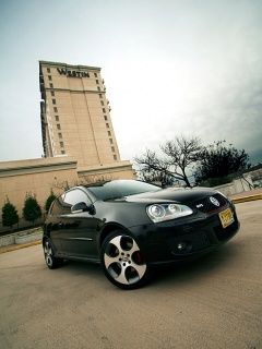 Volkswagen GTI in Urbaner Umgebung