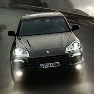 Porsche SUV in Bewegung