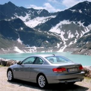 BMW Auto in malerischen Bergen