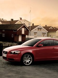 Rotes Volvo in Malerischer Umgebung