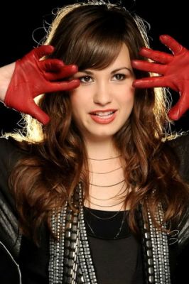 Stylisches Mädchen mit roten Handschuhen