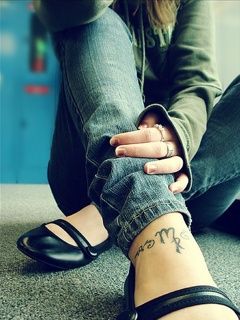 Lässiger Stil mit Tattoo