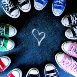 Bunte Converse Schuhe im Kreis