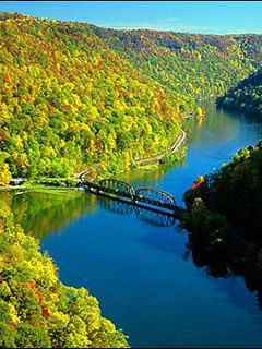 Malersicher Fluss und Herbstwald