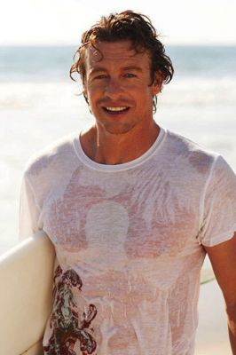Lächelnder Surfer am Strand