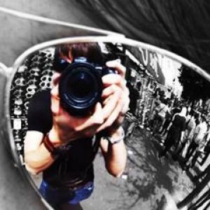 Fotograf im Sonnenbrille Reflektiert